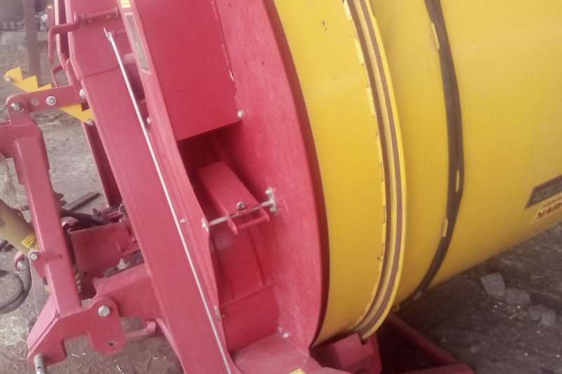 2016 Staalmeester TomaHawk round bale shredder Bale shredders Cutters