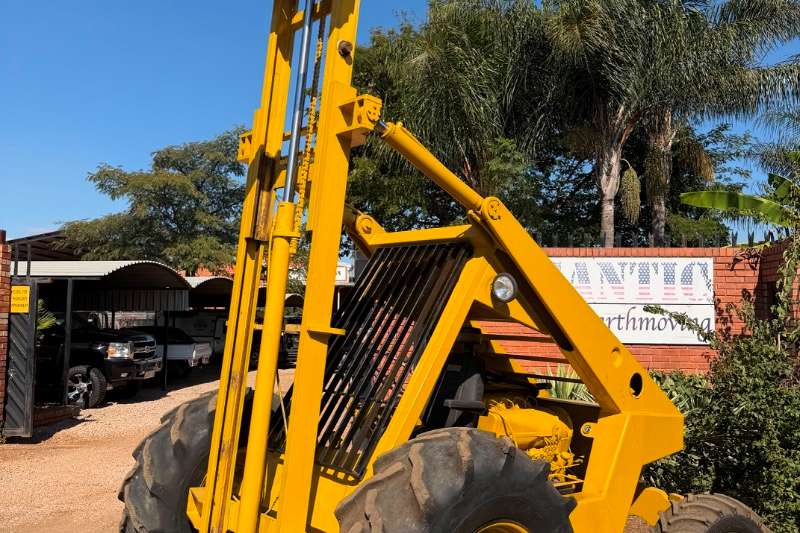   Bond Industries Rough Terrain 5 Ton Forklift . Pri
