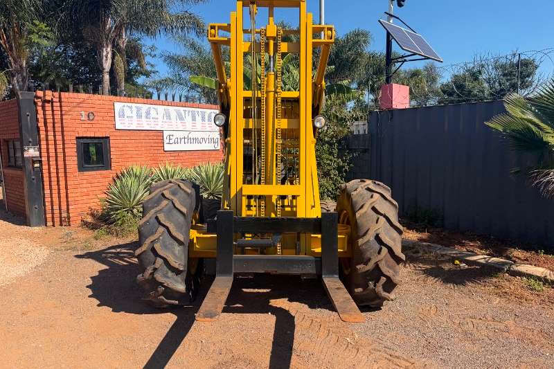   Bond Industries Rough Terrain 5 Ton Forklift . Pri