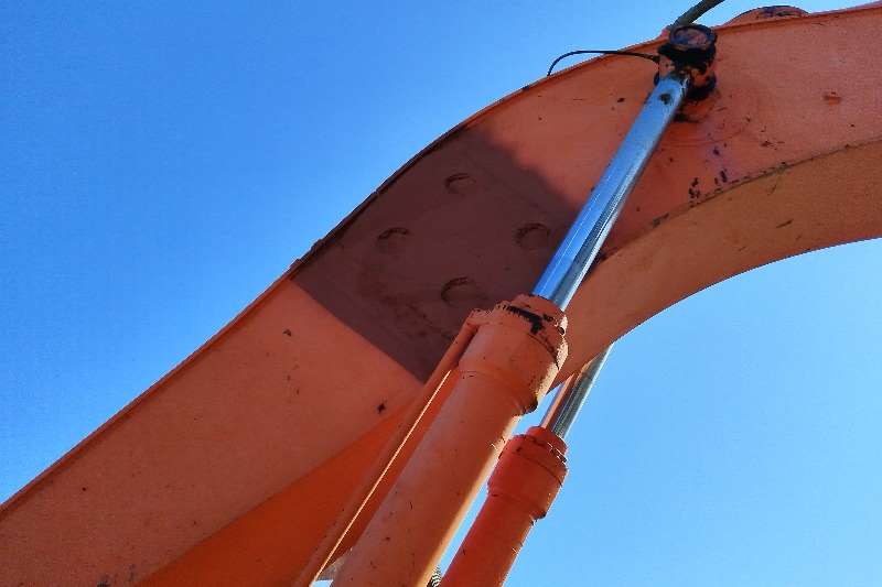   Zaxis 330
