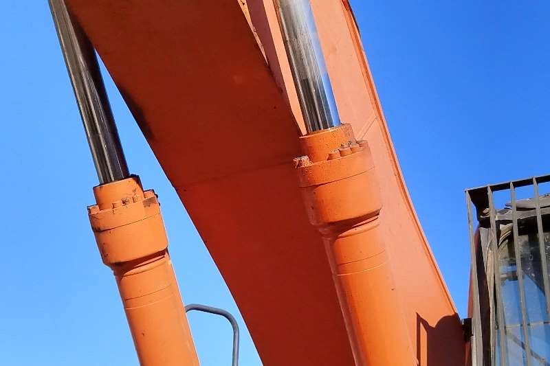   Zaxis 330