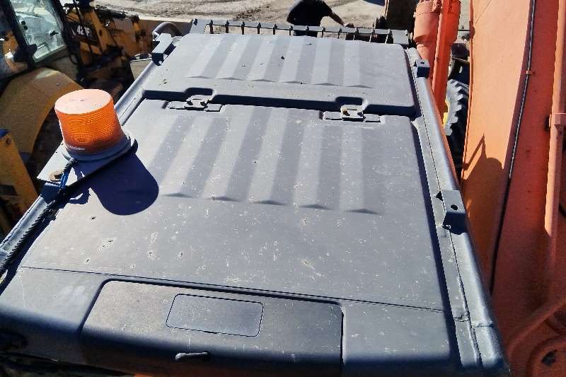   Zaxis 330