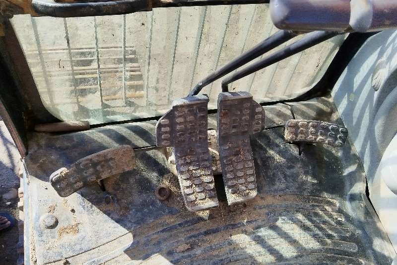   Zaxis 330