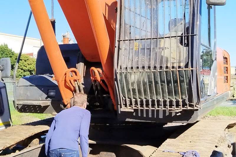   Zaxis 330