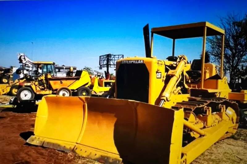   D85 21 WITH RIPPERS AND SUN CAB