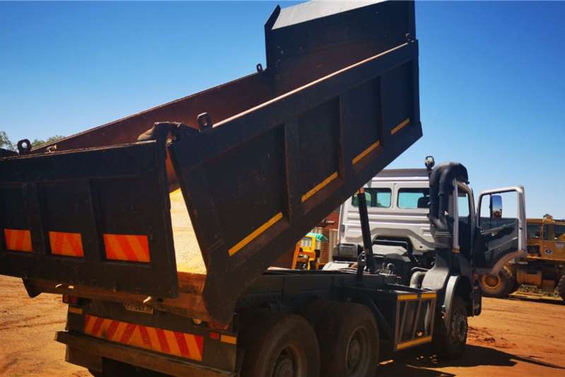   2010 MERCEDES 3335 Axor 10 CUBE TIPPERS