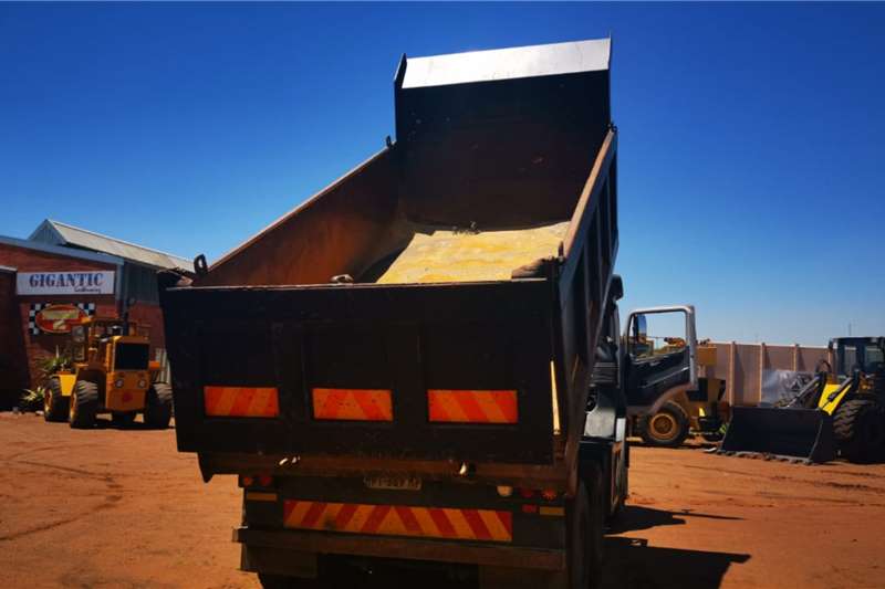   2010 MERCEDES 3335 Axor 10 CUBE TIPPERS