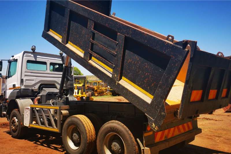   2010 MERCEDES 3335 Axor 10 CUBE TIPPERS