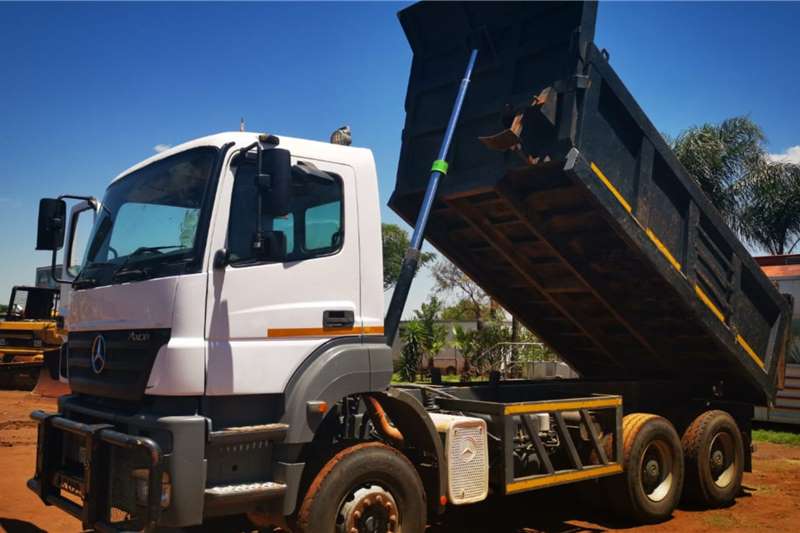   2010 MERCEDES 3335 Axor 10 CUBE TIPPERS