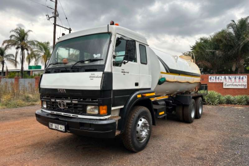   2523 16,000L Water Bowser