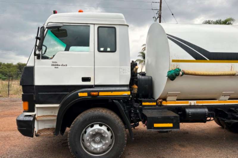   2523 16,000L Water Bowser