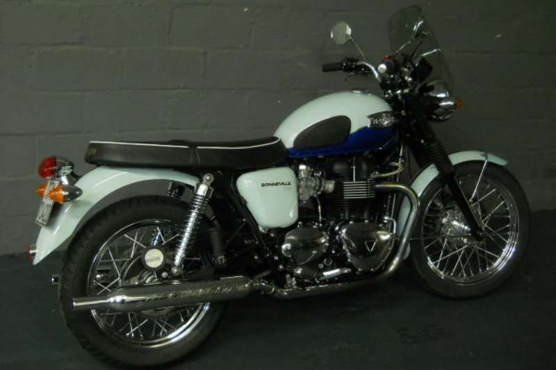 2011 triumph t100