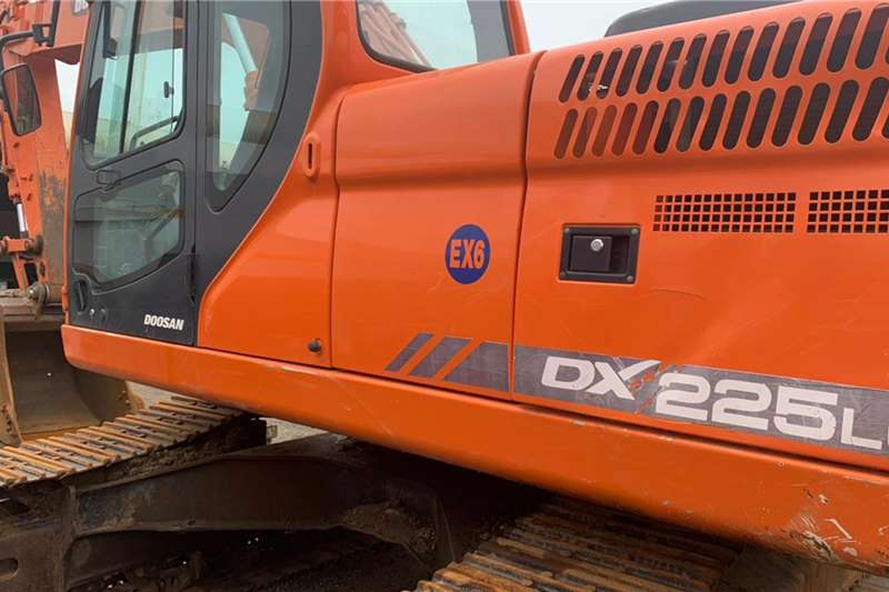   DX225LCA
