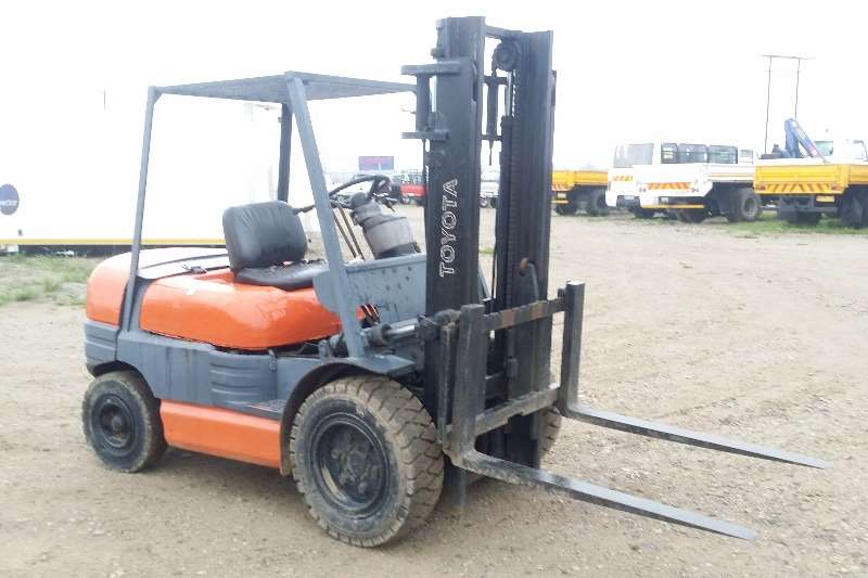 1985 Toyota 3 ton Diesel forklift Forklifts Machinery for sale in