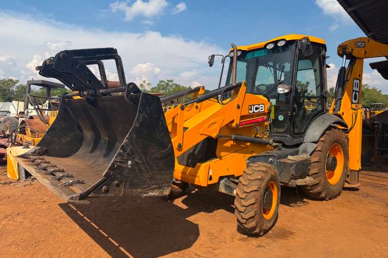   3CX 4X4 With Forks And Aircon 