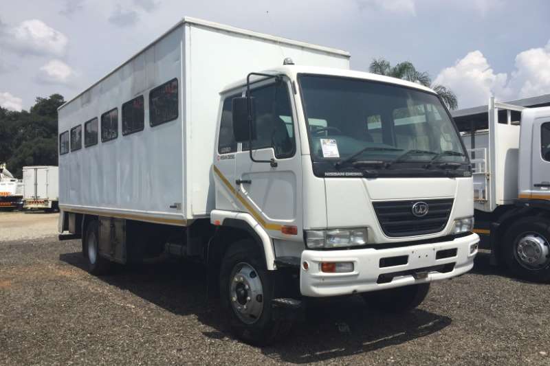 日产乘用车ud80载客卡车