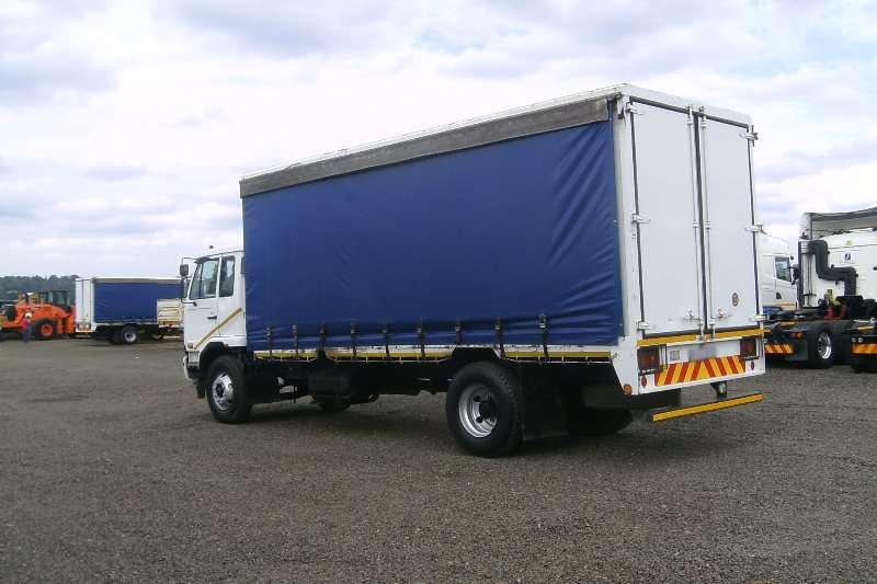 日产2 x日产ud 80窗帘式侧面卡车牵引车1188bet官网